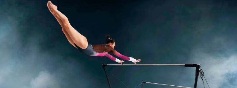 Gymnaste féminine utilisant les maniques pour barres asymétriques FlipGym